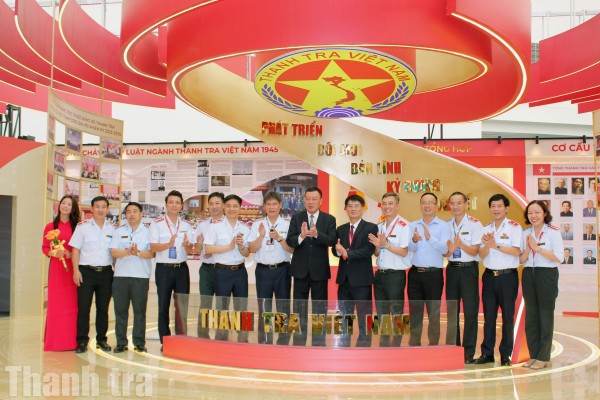 Lãnh đạo Thanh tra Chính phủ tham quan gian trưng bày thành tựu 80 năm ngành Thanh tra