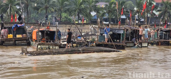 Thanh Hoá: Bộ đội Biên phòng kịp thời cứu hộ 3 ngư dân bị lật bè mảng