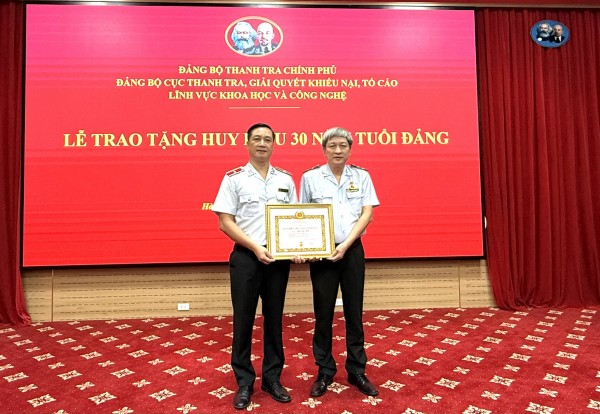 Ông Trần Đức Thái nhận Huy hiệu 30 năm tuổi Đảng