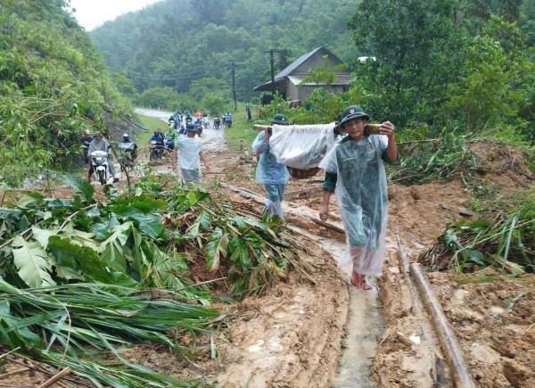 Thanh Hoá: Mưa to đất đá đổ xuống sập nhà dân, khiến 2 vợ chồng đi cấp cứu