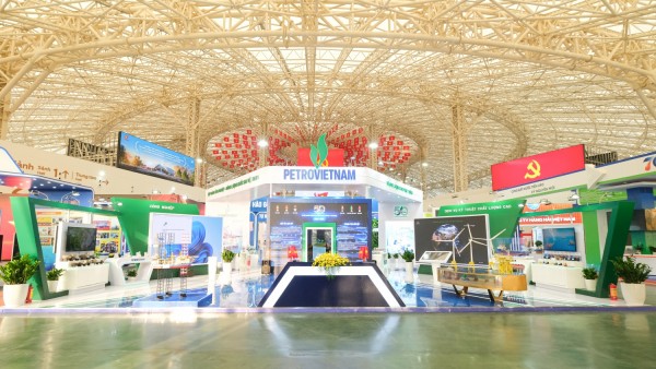 Chủ tịch HĐTV Petrovietnam Lê Mạnh Hùng kiểm tra gian trưng bày tại Triển lãm 80 năm thành tựu đất nước