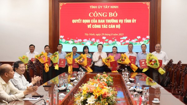 Tỉnh Tây Ninh công bố các quyết định về công tác cán bộ