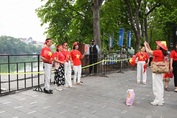 Ánh đỏ sao vàng bên Hồ Gươm ngày Tết Độc lập