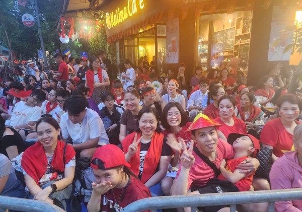 “Biển người” chờ tổng duyệt diễu binh, cùng nhau hát vang ca khúc tình yêu đất nước