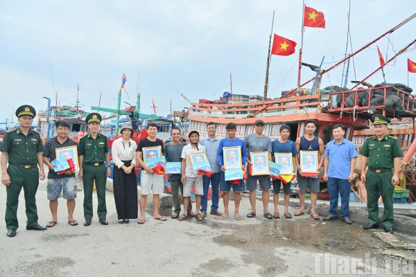 Thanh Hoá: Trao tặng ngư dân 100 lá cờ Tổ quốc và 100 ảnh Bác Hồ