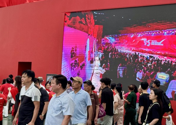 Biển người đổ về Đông Anh tham quan Triển lãm thành tựu đất nước