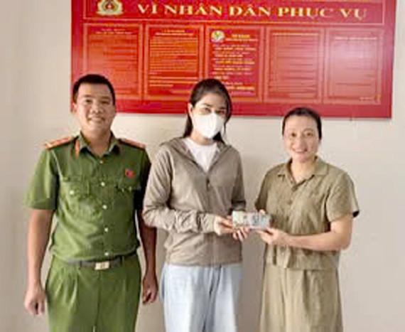 Thanh Hoá: Cô giáo nhặt được ví tiền tìm trả người đánh rơi