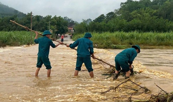 Mưa lũ sạt lở đất ở miền núi Nghệ An