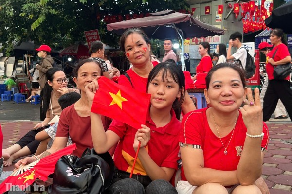 Cờ Tổ quốc nhuộm đỏ góc phố, các điểm “nóng” xem diễu binh đã đông kín người