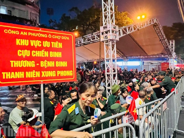 Người dân sẵn sàng “ở khách sạn ngàn sao” chờ xem diễu binh ngày 2/9