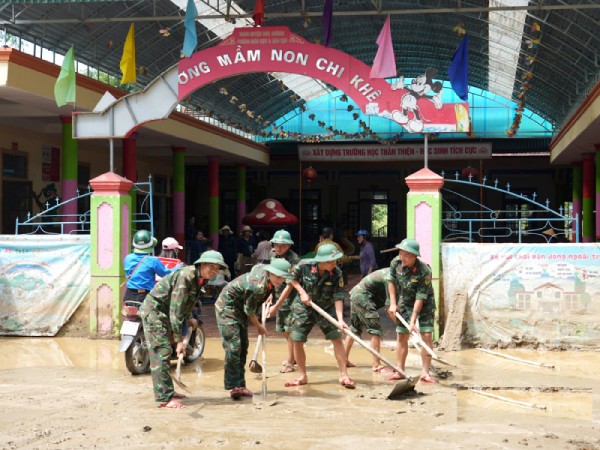 Vượt lũ để đến trường: Nỗ lực của thầy trò Thanh Hóa và Nghệ An trước thềm năm học mới