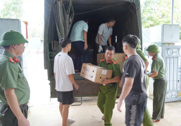 Công an Thanh Hóa giúp Nhân dân Yên Nhân vượt qua lũ dữ