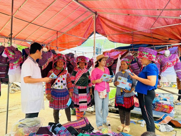 Lào Cai: Truyền thông trực tiếp về phòng, chống tác hại của thuốc lá tại 20 chợ phiên vùng cao