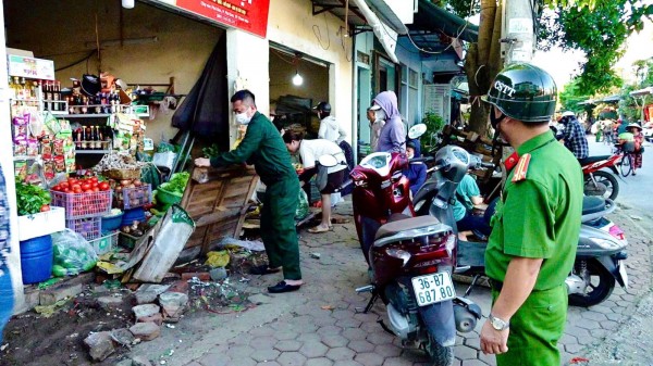 Thanh Hoá: Ra quân kiểm tra, xử lý tình trạng họp chợ cóc và lấn chiếm lòng đường