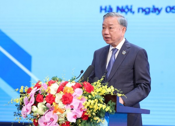 Tổng Bí thư căn dặn học sinh “sống có trách nhiệm, làm chủ công nghệ”