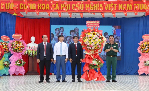 Lâm Đồng: Báo Thanh tra phối hợp với Bộ Chỉ huy Quân sự tỉnh trao quà nhân dịp khai giảng