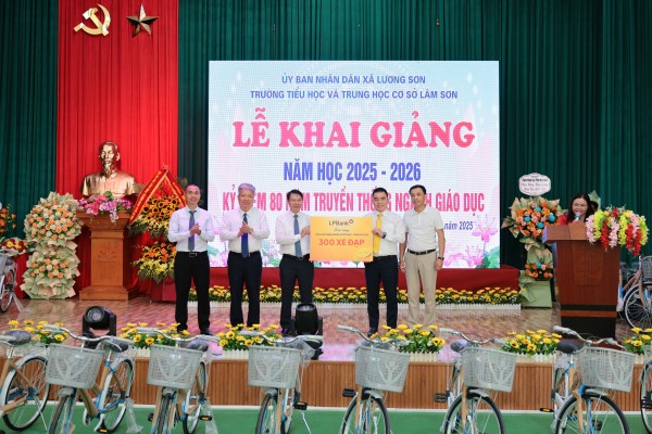 Hành trình chắp cánh ước mơ: LPBank trao tặng 300 xe đạp cho học sinh nghèo Đất Tổ