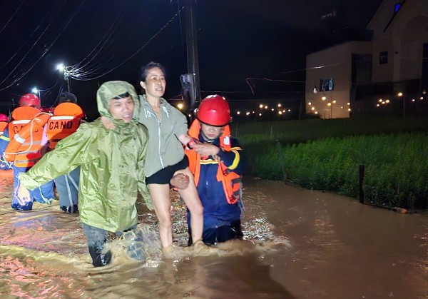Lâm Đồng: Kịp thời giải cứu nhiều người dân bị mắc kẹt trong vùng ngập lụt