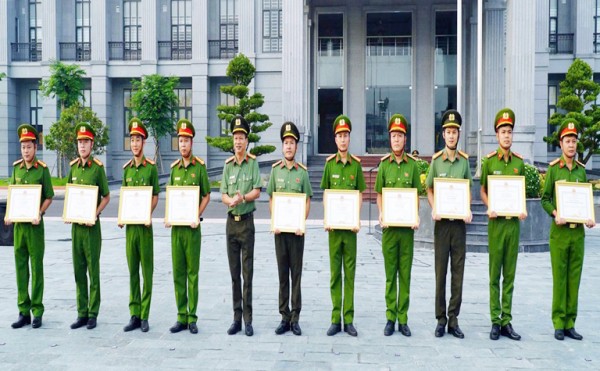 Chủ tịch UBND tỉnh Tây Ninh tặng bằng khen cho tập thể, cá nhân xuất sắc trong phòng, chống tội phạm ma túy