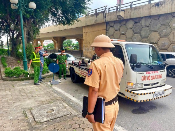 Xử lý loạt xe dừng đỗ sai quy định trên đường Nguyễn Trác, Hà Nội