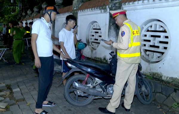Thanh Hoá: Một buổi tối chặn bắt 18 trường hợp vi phạm giao thông, xử phạt 117 triệu đồng