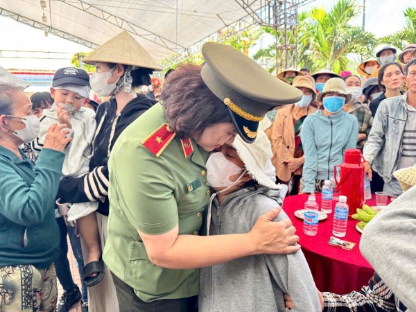 Xúc động tiễn đưa Trung tá Nguyễn Đông Cánh, người chiến sĩ dũng cảm hy sinh vì bình yên của Nhân dân