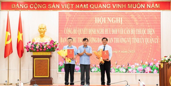 Tỉnh ủy An Giang trao quyết định nghỉ hưu trước tuổi, nghỉ thôi việc cho 3 cán bộ