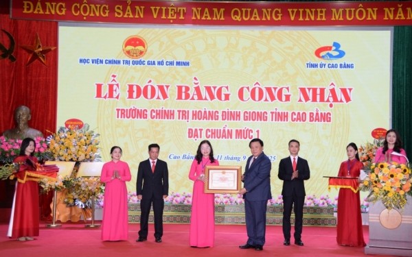 Trường Chính trị Hoàng Đình Giong tỉnh Cao Bằng đón Bằng công nhận đạt chuẩn mức 1