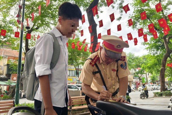 Hà Nội: Cao điểm kiểm tra, xử lý học sinh, phụ huynh vi phạm giao thông
