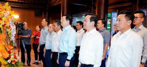 Phó Thủ tướng Mai Văn Chính dâng hương tưởng niệm Chủ tịch Hồ Chí Minh và các bậc tiền bối cách mạng tại Nghệ An