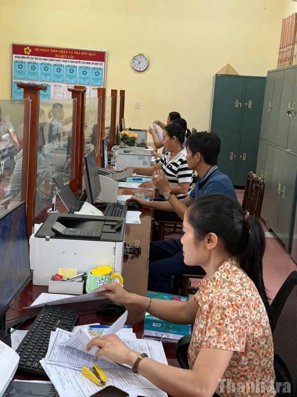 Bài 1: Làm ngày chưa xong, cán bộ thức đêm giải quyết đơn thư cho Nhân dân