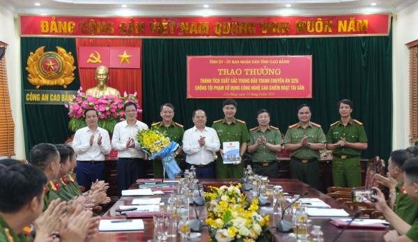 Cao Bằng: Khen thưởng Công an tỉnh triệt phá đường dây lừa đảo xuyên quốc gia