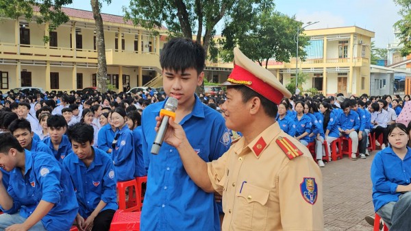 Thanh Hóa: Cảnh sát giao thông tuyên truyền pháp luật về an toàn giao thông tại trường học