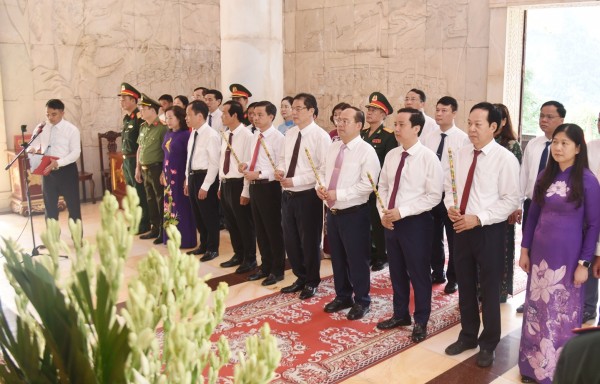 Cao Bằng: Dâng hương, dâng hoa Đền thờ Chủ tịch Hồ Chí Minh tại Khu di tích Quốc gia đặc biệt Pác Bó