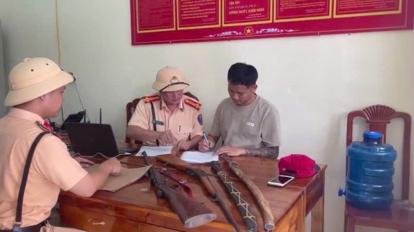 Thanh Hoá: Người dân giao nộp 2 khẩu súng săn và 2 kiếm tự chế cho Cảnh sát giao thông