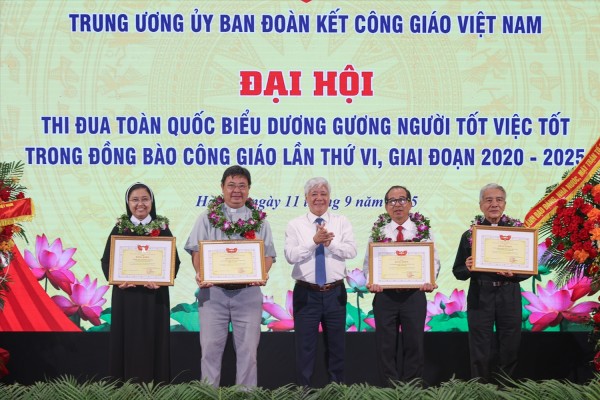 Đồng bào Công giáo chung tay xây dựng quê hương giàu đẹp