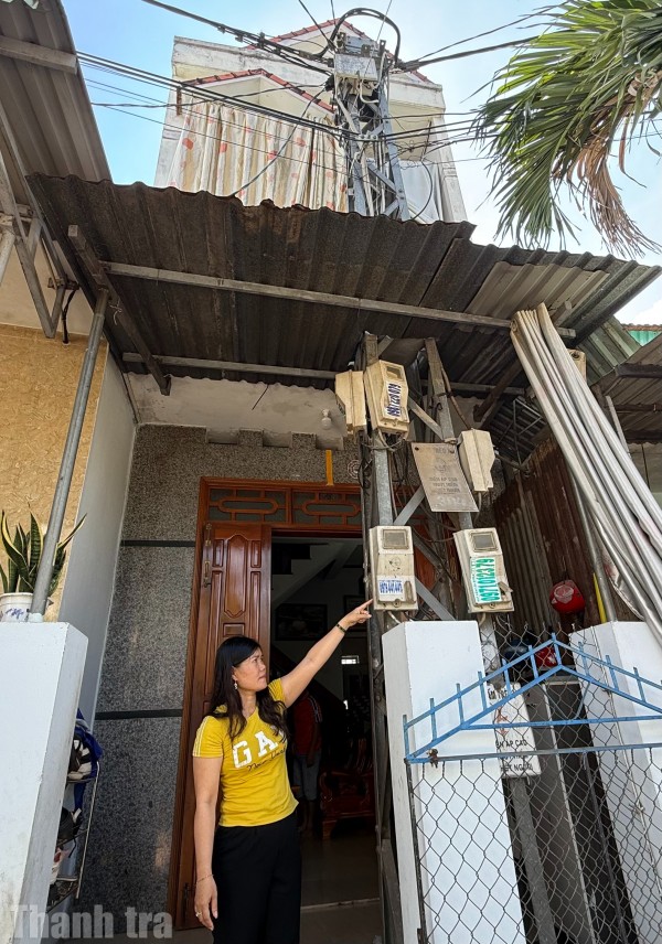 Hộ dân thấp thỏm khi phải sống chung với trụ điện trong nhiều năm qua