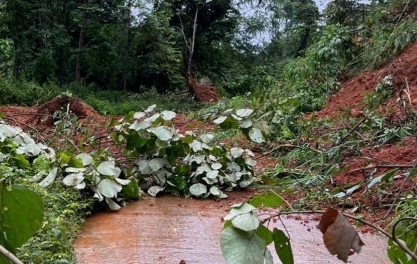 Quảng Ngãi: Sạt lở Tỉnh lộ 674 ách tắc nghiêm trọng