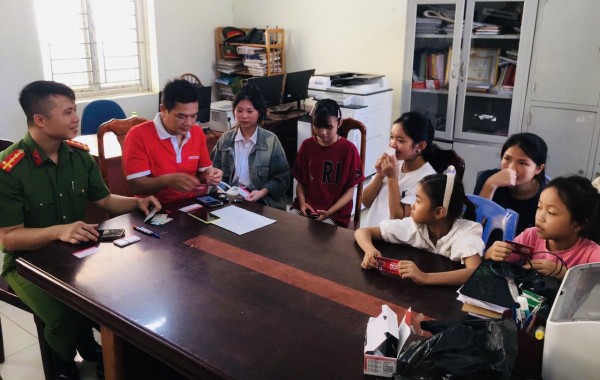 Công an Thanh Hoá tặng 200 thẻ sim cho người dân xã Yên Nhân để kích hoạt tài khoản định danh điện tử