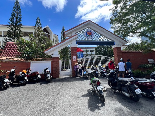 Lâm Đồng: Tạm đình chỉ hiệu trưởng Trường Tiểu học Trưng Vương, siết chặt kiểm tra bếp bán trú