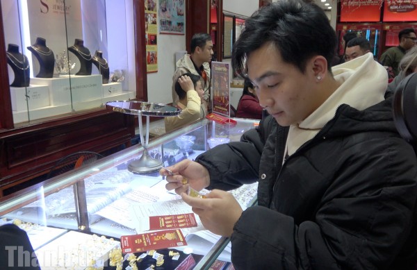 Nhiều người dân thận trọng với quyết định mua vàng ở vùng giá đỉnh