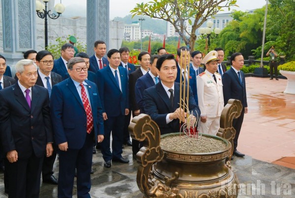 Dâng hương tưởng nhớ Chủ tịch Hồ Chí Minh và các Anh hùng liệt sĩ