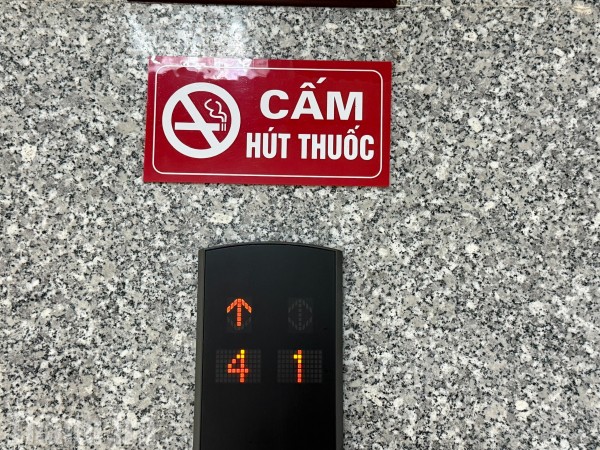 Cần mạnh tay đối với hành vi hút thuốc lá nơi công cộng