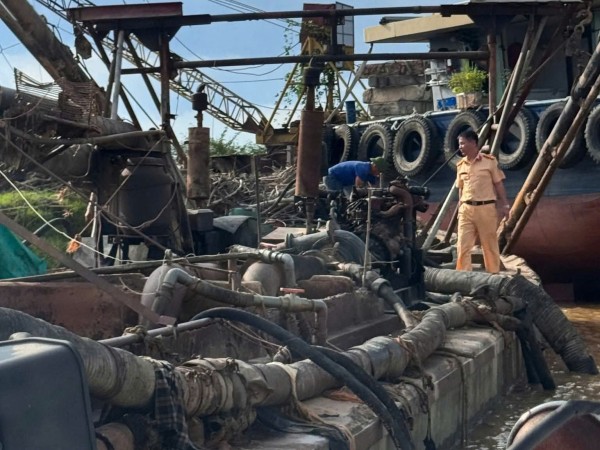 Công an Bắc Ninh bắt tàu khai thác cát trái phép trên sông Lục Nam