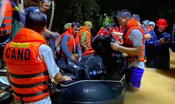 TP Huế: Huy động lực lượng tìm kiếm người phụ nữ bị lũ cuốn mất tích