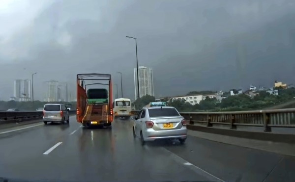 Nguy cơ tai nạn, ùn tắc từ việc đi xe vào làn dừng khẩn cấp