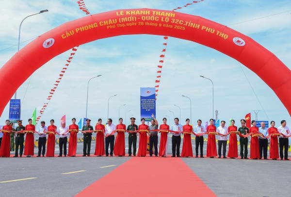 Khánh thành và gắn biển công trình cầu Phong Châu