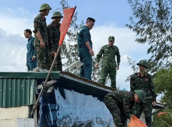 Thanh Hóa: Bộ Chỉ huy Quân sự tỉnh huy động hơn 2.000 cán bộ, chiến sĩ hỗ trợ người dân ứng phó bão số 10