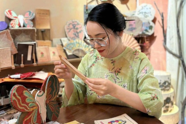 Thổi hồn vào đèn trung thu từ giấy dó cổ truyền