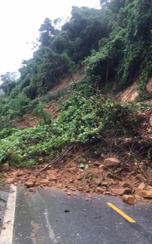 Thanh Hóa: Sạt lở trên Quốc lộ 217, đường lên các xã vùng cao bị tắc